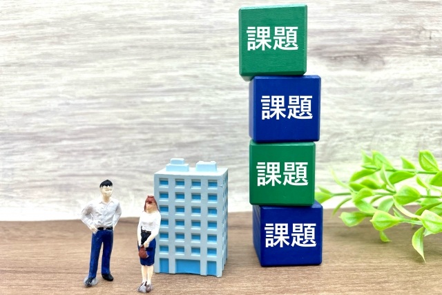 課題が書かれたブロックとミニチュア人形